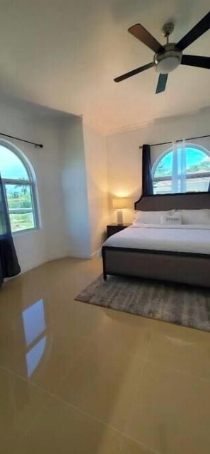 3 bedrooms, desk, iron/ironing board, free WiFi - The Unico Vacation Villa (st Ann)