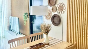 Un comedor moderno con una mesa de madera, sillas y una pared decorativa con cestas tejidas.