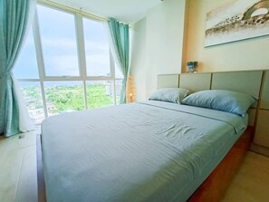 Laptop workspace, free WiFi - Mactan Newtown Beachfront Condo (Lapu-Lapu)