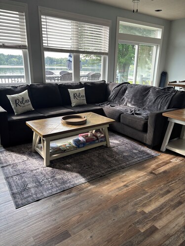 Lakefront home  in lovely Rockford with dock,sandy beach,deck,fire pit & wifi☀️