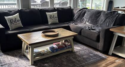 Lakefront home in lovely Rockford with dock,sandy beach,deck,fire pit & wifi☀️