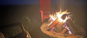 Lakefront home  in lovely Rockford with dock,sandy beach,deck,fire pit & wifi☀️