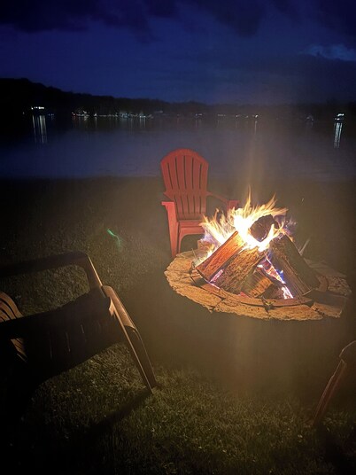 Lakefront home  in lovely Rockford with dock,sandy beach,deck,fire pit & wifi☀️