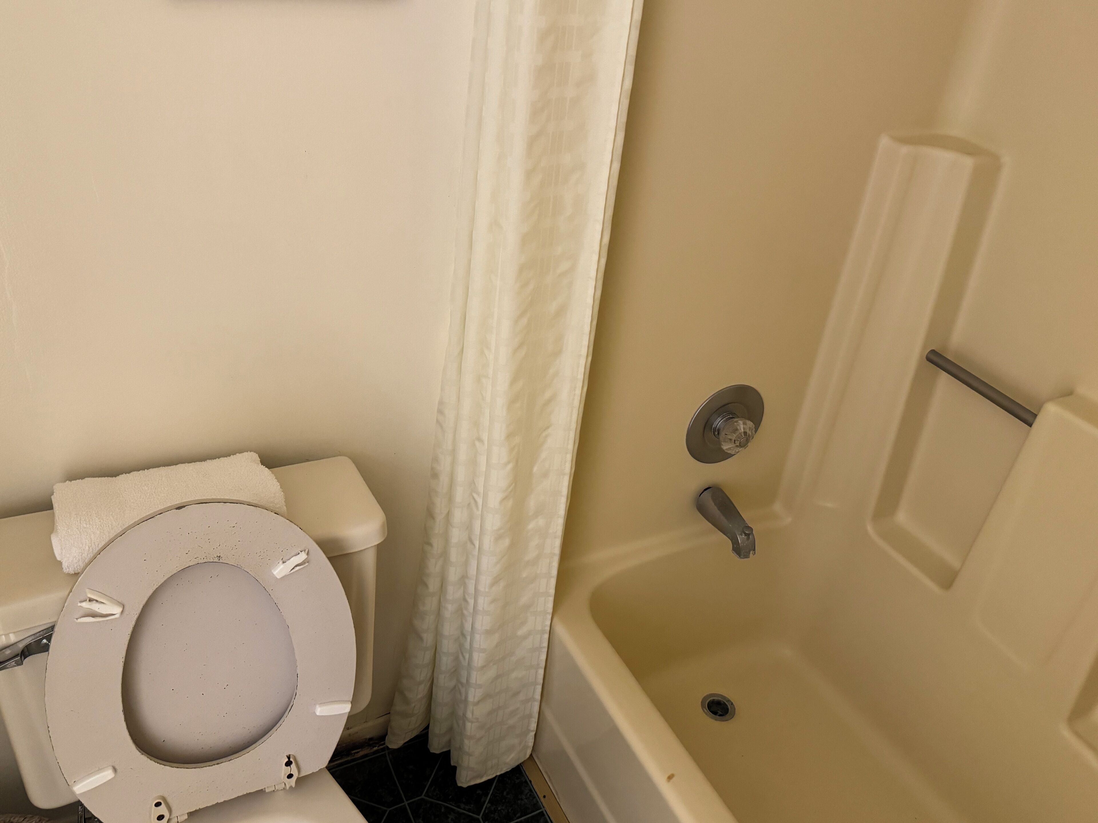 Un baño con inodoro, ducha y bañera.
