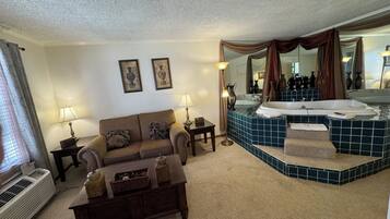 Honeymoon Suite | Living area