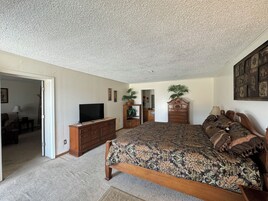 Honeymoon Suite | Living area