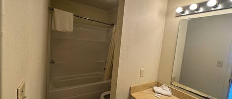 Un baño con bañera, inodoro y lavabo.