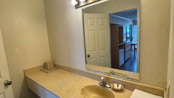 Economy Double or Twin Room | Bathroom