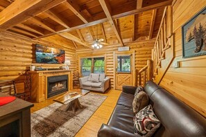 Smart TV, fireplace, video games, table football - Charming 2BR Cabin – Hot Tub, Game Room & Close to Everything!!! (Pigeon Forge)