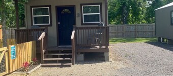 Pet friendly cabin in quiet Plainview with WiFi, AC