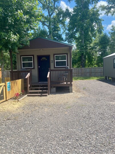 Pet friendly cabin in quiet Plainview with WiFi, AC