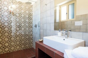 Hårføner, bidé, håndklær og såpe