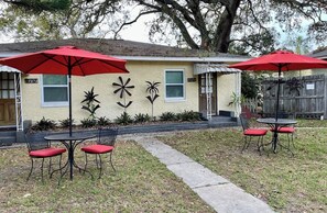 Outdoor dining - Spacious Gulfport Studio in Cottage Duplex (Gulfport)