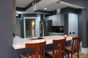 Jääkaappi, mikroaaltouuni, uuni, liesi