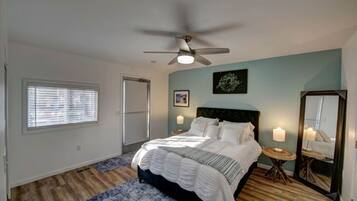 4 Schlafzimmer, Schreibtisch, BĂŒgeleisen/BĂŒgelbrett, WLAN