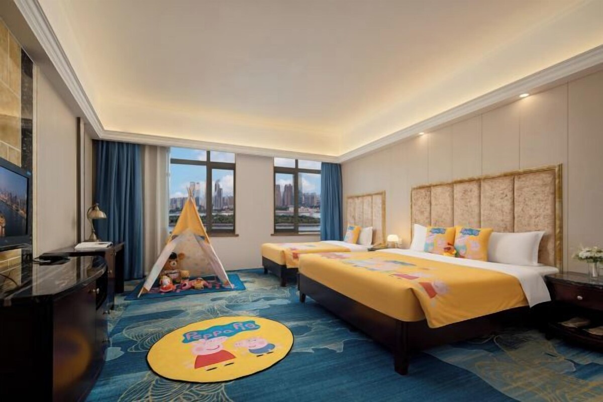 Family-friendly Family Room