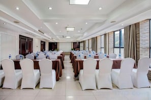 A conference room with rows of tables and chairs, equipped with water bottles. - Handsome Tianlu Hotel (Changsha)