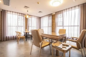 A conference room with a large table, chairs, and a laptop. - Handsome Tianlu Hotel (Changsha)