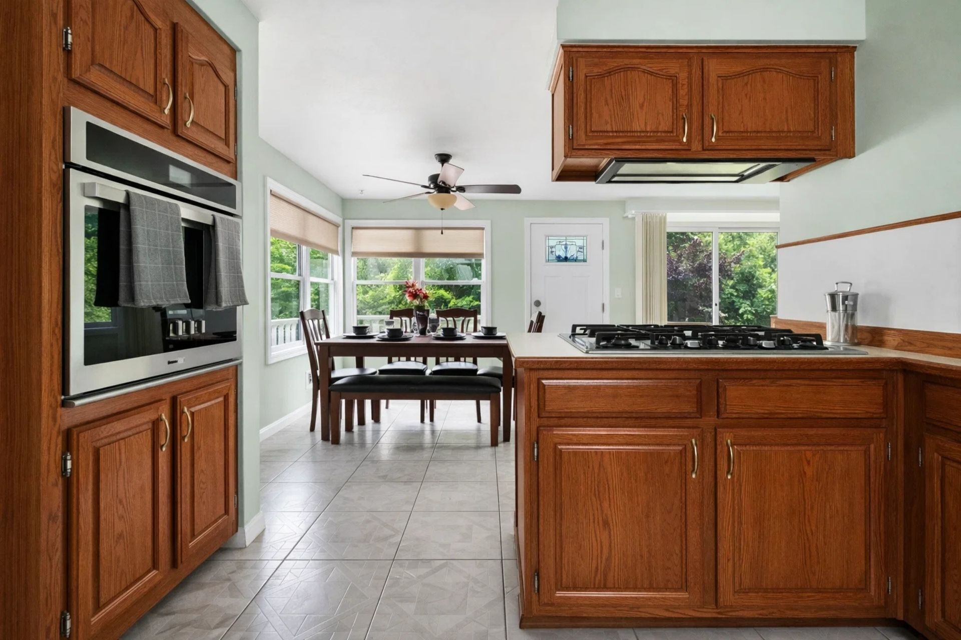 Geladeira, micro-ondas, fogão, cooktop