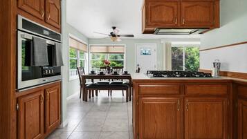 Geladeira, micro-ondas, fogão, cooktop