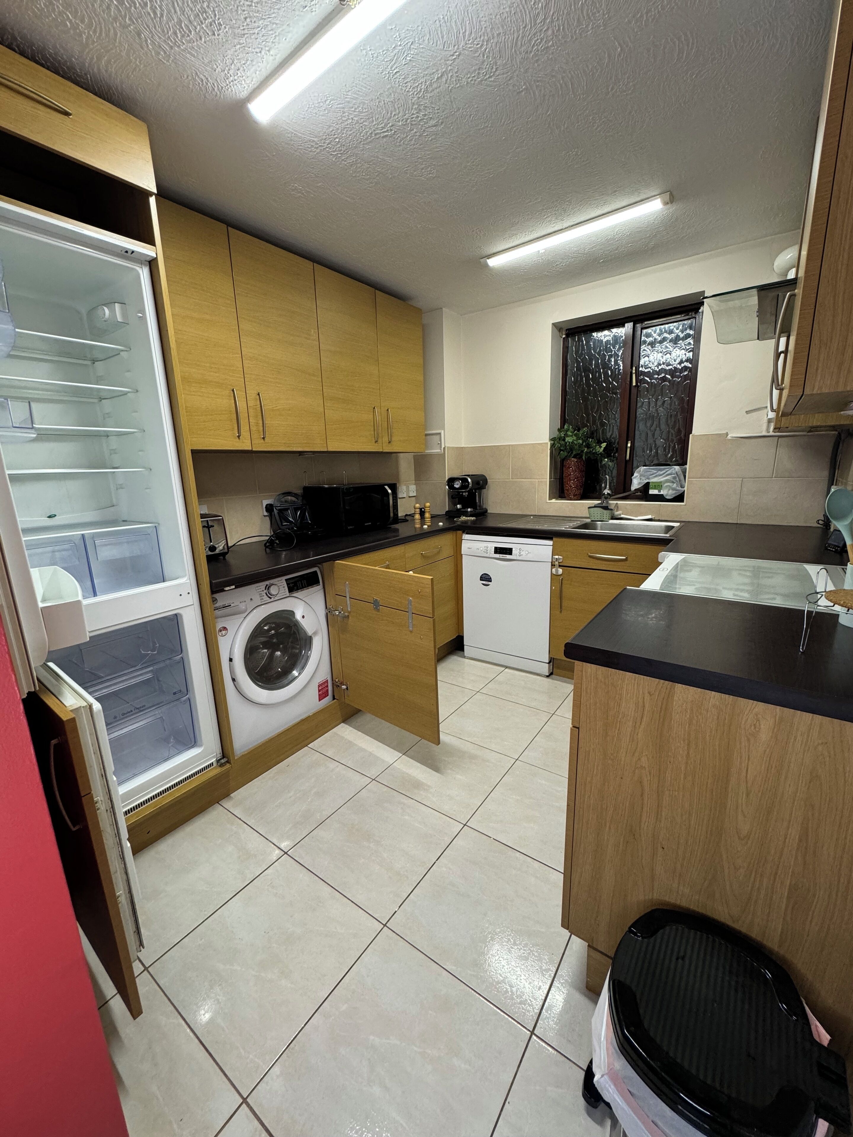 Réfrigérateur, micro-ondes, four, lave-vaisselle