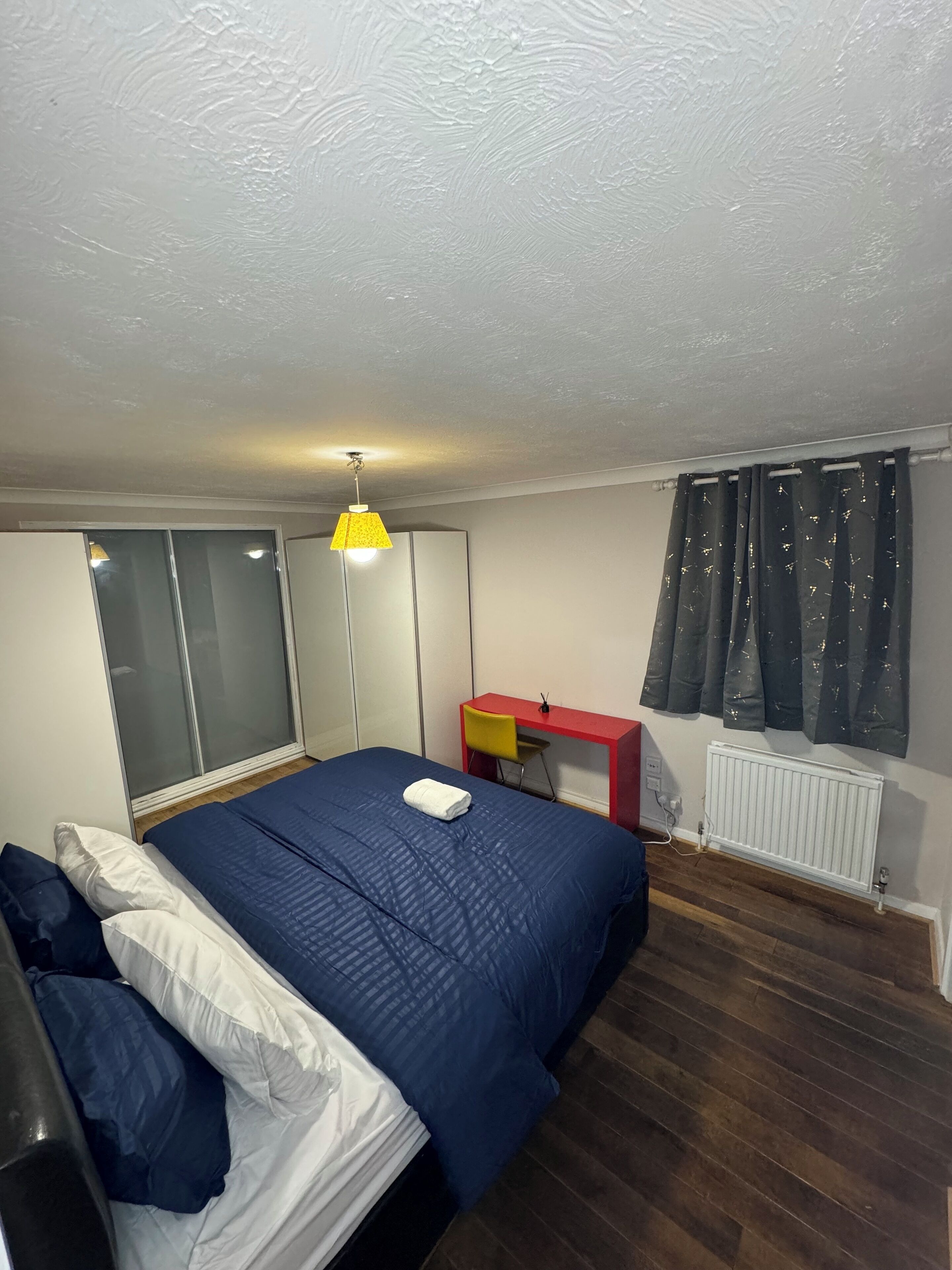 2 slaapkamers, een kluis op de kamer, een bureau