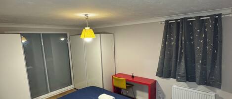 2 slaapkamers, een kluis op de kamer, een bureau