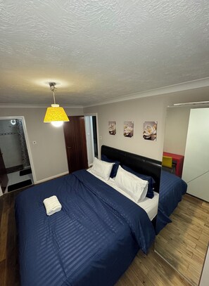 2 عدّة غرف نوم وخزنة داخل الغرفة ومكتب ومكواة/لوح كي