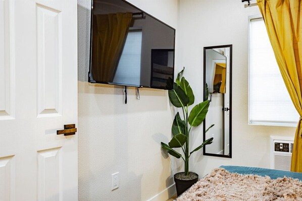 2 bedrooms, desk, iron/ironing board, WiFi