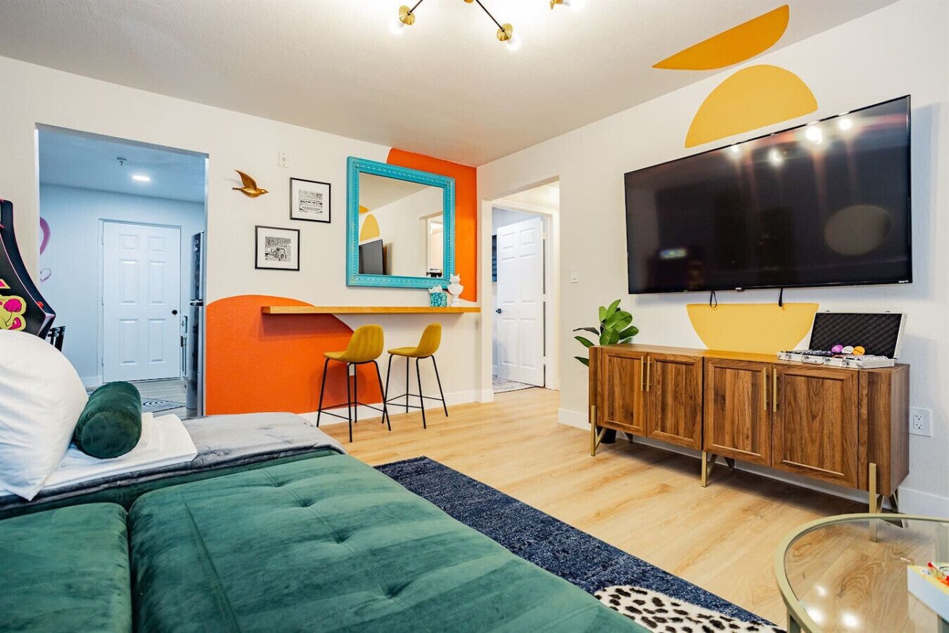 1 habitación, escritorio, tabla de planchar con plancha y cuna de viaje 