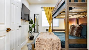 1 Schlafzimmer, Schreibtisch, Bügeleisen/Bügelbrett, Reisekinderbett