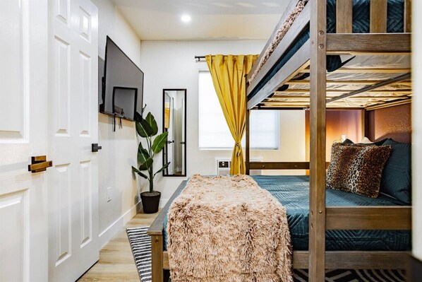 1 室のベッドルーム、デスク、アイロン / アイロン台、旅行用ベビーベッド