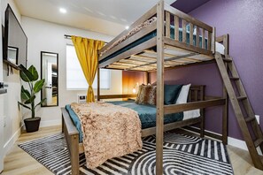 1 soverom, skrivebord, strykejern/-brett og reiseseng for barn