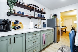 Kühlschrank, Mikrowelle, Ofen, Wasserkocher mit Kaffee-/Teezubehör