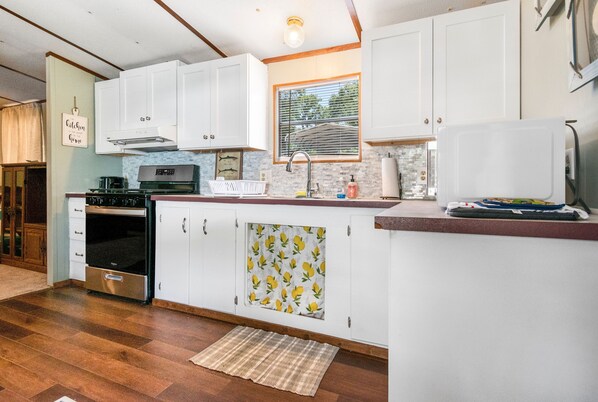 Fridge, microwave, oven, stovetop - Reel 'Em Inn- Steinhatchee (Taylor County)