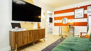 1 Schlafzimmer, Schreibtisch, Bügeleisen/Bügelbrett, Reisekinderbett