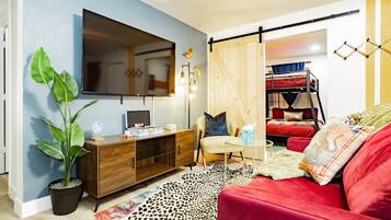 1 soverom, skrivebord, strykejern/-brett og reiseseng for barn