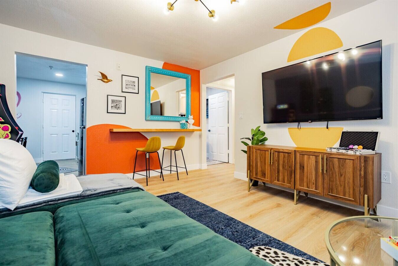 5 bedrooms, desk, iron/ironing board, travel crib