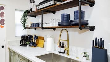 Frigorifero, forno, piano cottura, macchina per tè/caffè