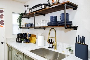 Réfrigérateur, four, plaque de cuisson, cafetière/bouilloire