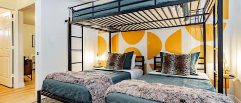 5 chambres, bureau, fer et planche à repasser, lit de bébé portatif