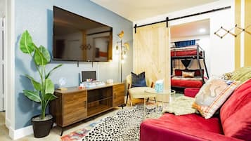 5 Schlafzimmer, Schreibtisch, Bügeleisen/Bügelbrett, Reisekinderbett
