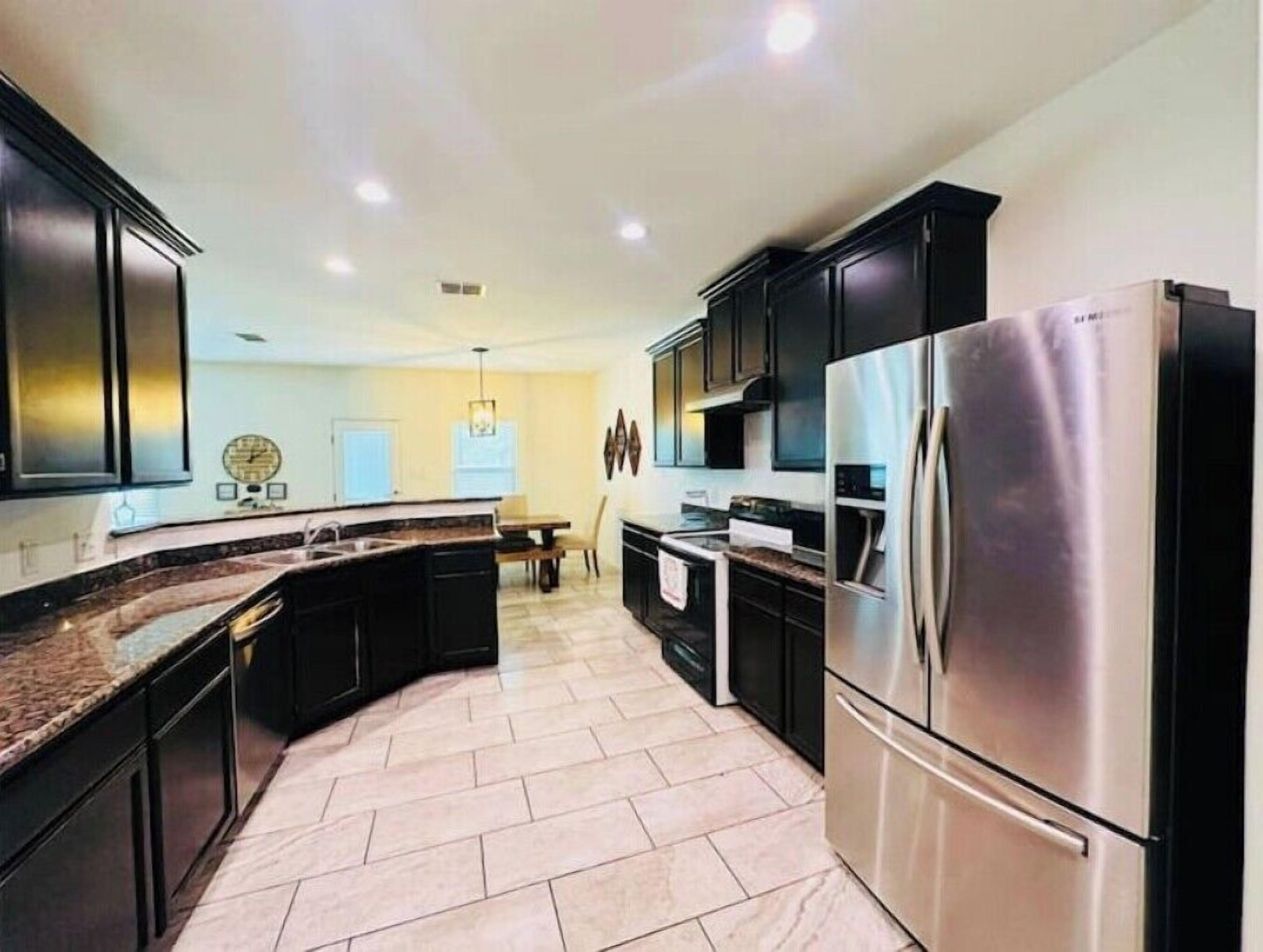 Microones, torradora i utensilis de cuina, vaixella i coberteria 