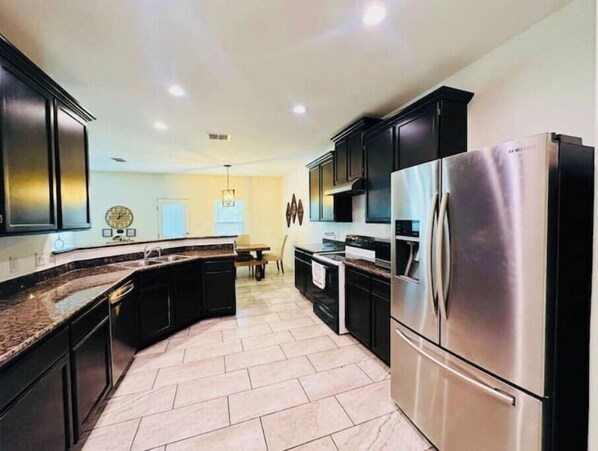 ميكروويف، محمصة خبز، مستلزمات طهي/أطباق/أوعية