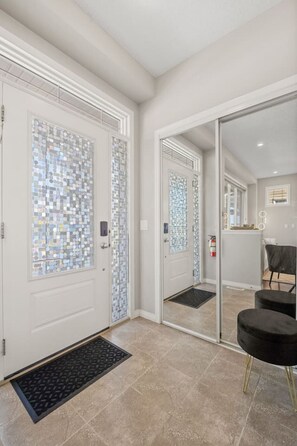 Interior - 5BR House » King Bed » AC » Pool Table » Garage (Calgary)