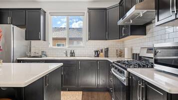 Jääkaappi, mikroaaltouuni, uuni, liesi