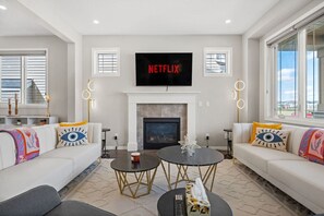 Smart TV, chimenea, libros, oficina
