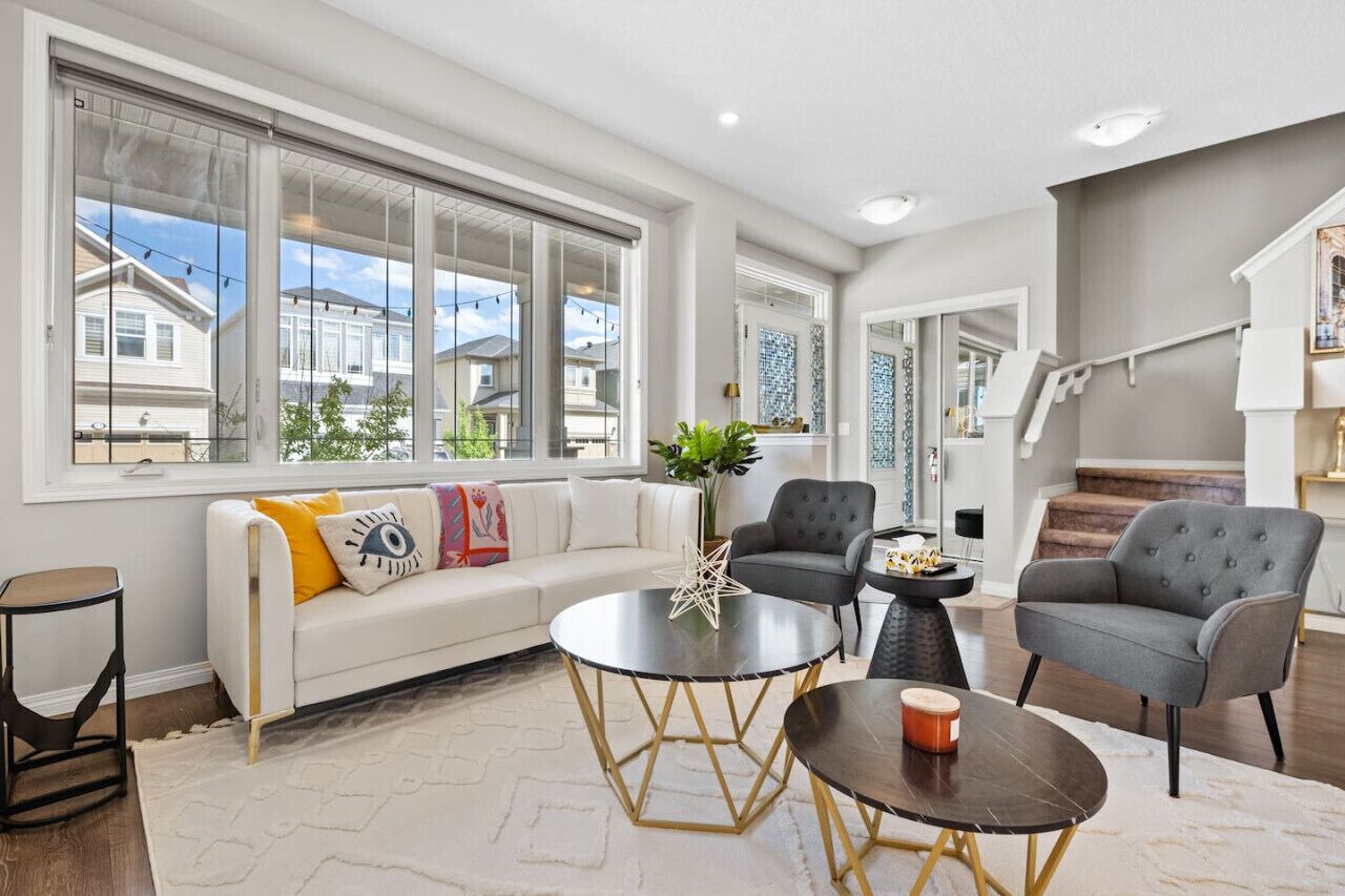 Smart TV, fireplace, books, offices