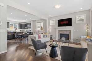 Smart TV, fireplace, books, offices - 5BR House » King Bed » AC » Pool Table » Garage (Calgary)