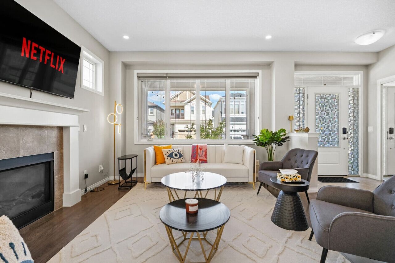 智能电视、壁炉、书、办公室